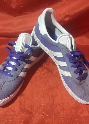 Стильные замшевые кроссовки adidas gazelle