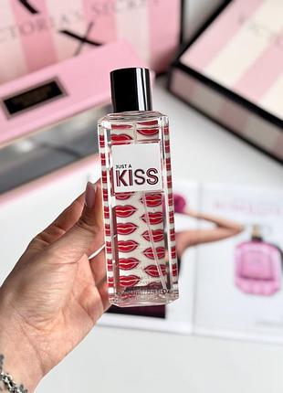 Парфумований спрей для тіла just a kiss victoria’s secret