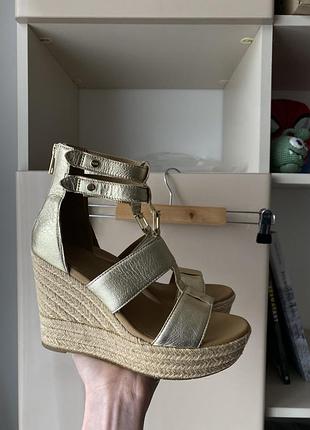 Сандалии на танкетке золотые ugg не saint laurent gucci d&g