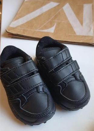 Кросівки adidas 19 розмір