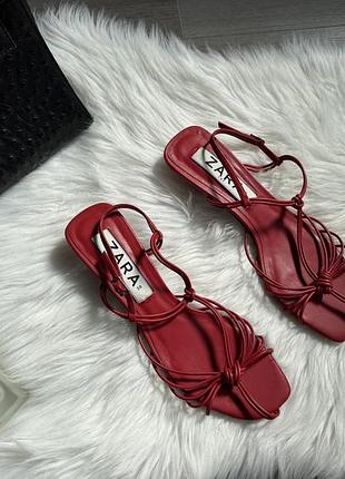 Круті босоніжки zara
