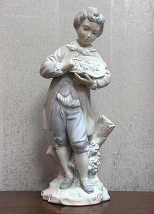 Фарфоровая статуэтка lladro «мальчик