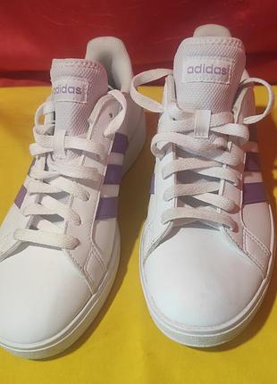 Стильные кроссовки adidas