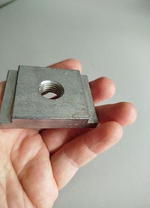 Монтажна пластина з різьбовим отвором для профілю 6x6 см.