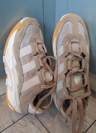 Кроссовки бренда adidas