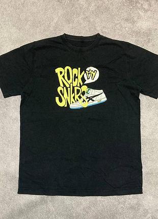 Стильна футболка з принтом "rock my snkrs"