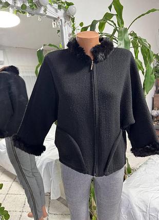 Вязаный кардиган с черной опушкой