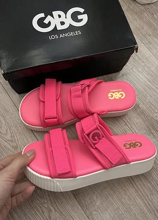 Шльопанці жіночі guess