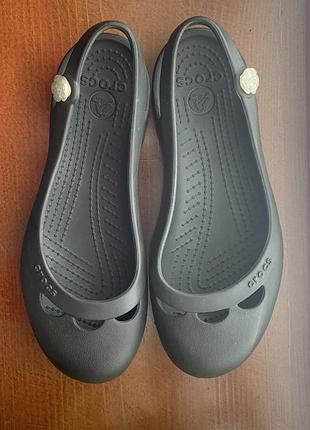 Жіночі балетки crocs jayna slingback flat  оригінал, оздоблен  квітковими шарміками jibbitz.