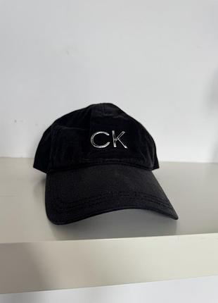 Чорна кепка calvin klein з лого