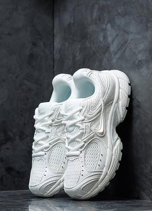 Женские базовые кроссовки nike zoom vomero 5 rnr white