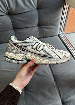 New balance 1906 кросівки в поєднанні сірого, зеленого та бежевого кольорів. виконані з сітки, дихаюча модель.