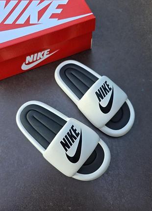 Nike air foam slide
• white •