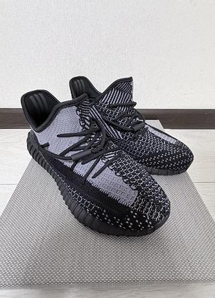 Р. 40 (25.0 см) нові кросівки adidas yeezy boost 350 v2.