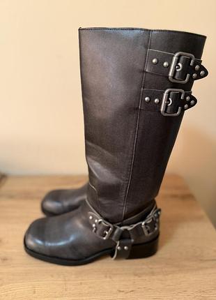 Чоботи stradivarius