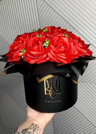 Роза с ленты, композиция из цветов