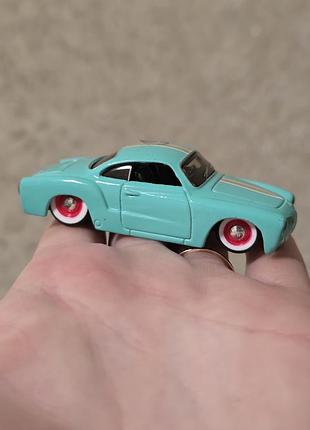 Колекційна модель автомобіля volkswagen karmann ghia maisto.