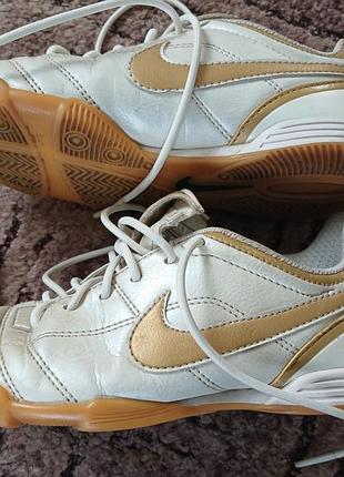 Дитячі футзалки nike tiempo ronaldinho ( nike tiempo natural )
разработаны для игры в футзал или на твердых покрытиях. размер 33, стелька 20 см.
.