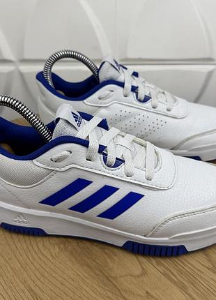 Оригінальні кросівки adidas