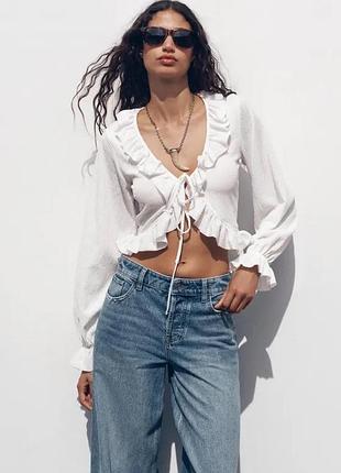 Топ з воланами і v-подібним вирізом від zara