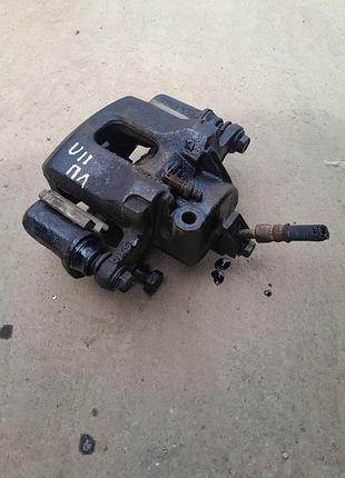 Передній лівий супорт nissan bluebird u11/t72/t12/sunny n13/pulsar n13/sentra b11/b12 оригінал