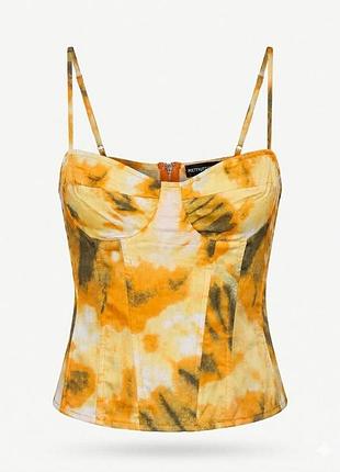 Яскравий корсетний топ prettylittlething у принті tie-dye