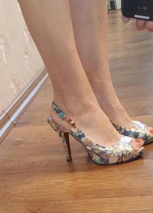 Босоножки нарядные, летние 39-40 р.