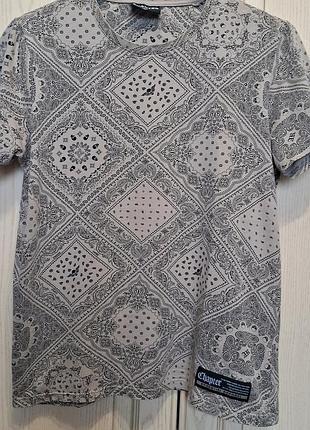Футболка стильная