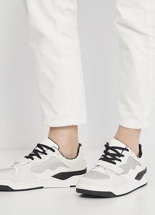 Нові кросівки bershka