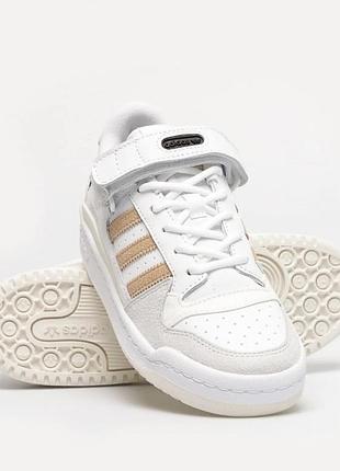Білі кросівки adidas