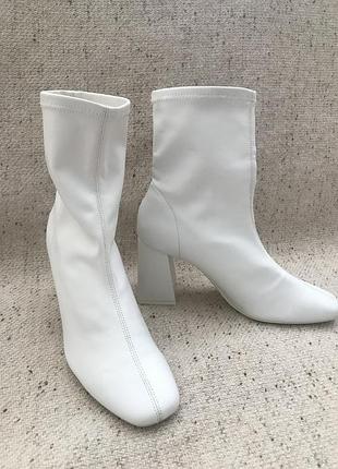 Черевички, ботильйони білі, на каблуку, bershka, 39