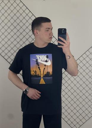 Чорна щільна футболка nike з принтом