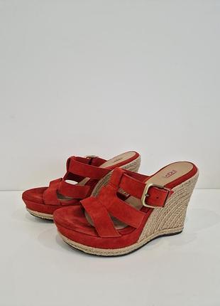 Шкіряні шльопанці на танкетці ugg hedy червоні плетена платформа 38 розмір