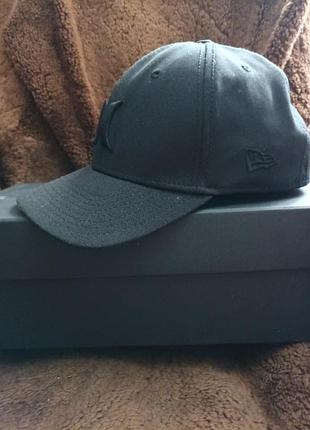 Продам новую бейсболку черного цвета original new era