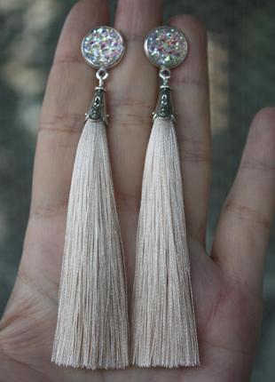 Сережки сережки кисті пензлика з красивим каменем кремові бежеві1 фото
