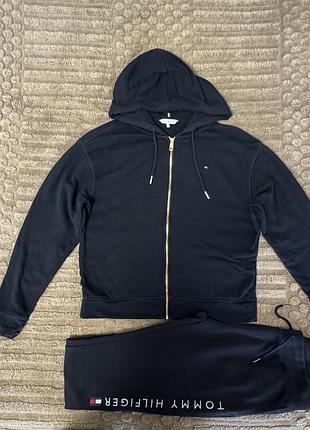 Женский спортивный костюм бренда tommy hilfiger, состоящий из худи на молнии и брюк.