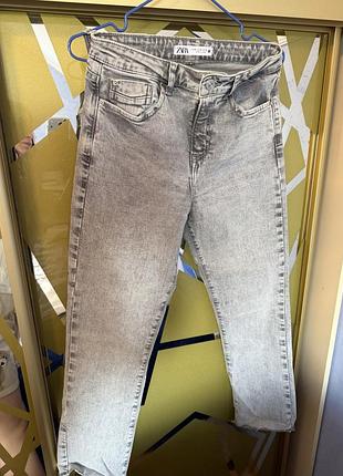 Світло сірі джинси zara з необробленим краєм
