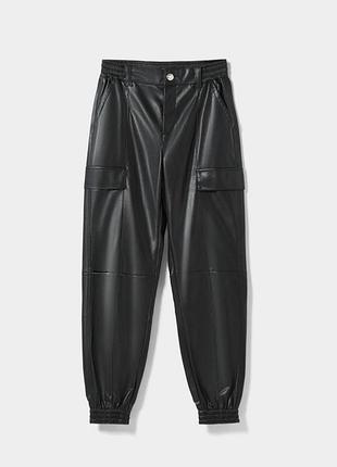 Стильные эко кожа брюки джоггеры широкие багги от bershka