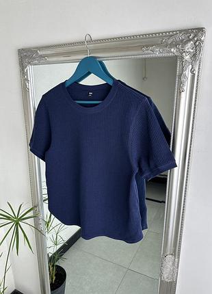 Футболка uniqlo темно синього кольору