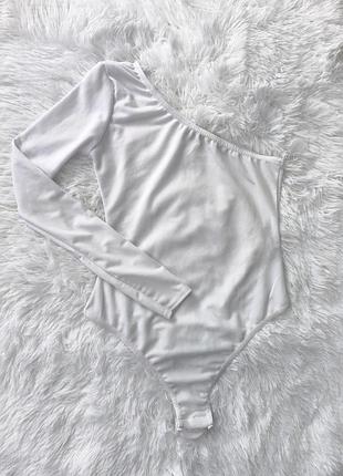 Женский базовый белый боди с голым плечом с одним рукавом prettylittlething xs-s