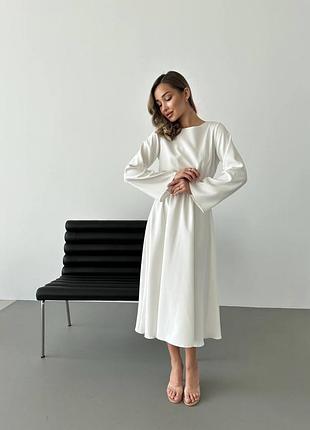 Платье из костюмной ткани мини длины с открытой спиной по талии идет резинка