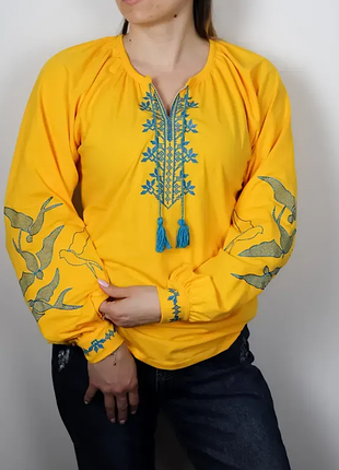 Яркая вышиванка ласточка