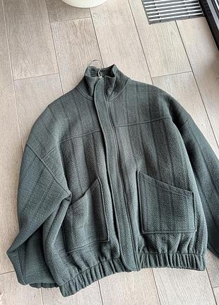 Zara бомбер жіночий колір темно зелений , хакі, розмір xs , оверсайз