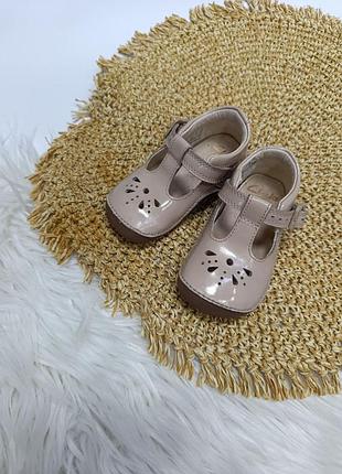 Детские туфли пинетки для девочки на 4 месяца clarks