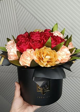 Композиция из цветов, роза из атласной ленты