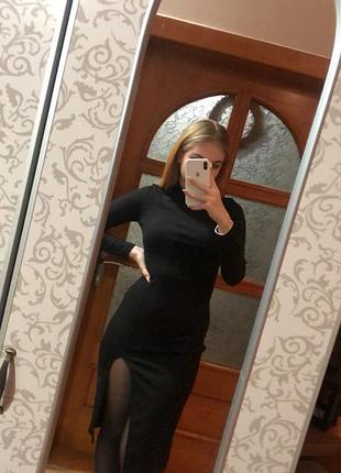 Чорне плаття в рубчик з розрізом