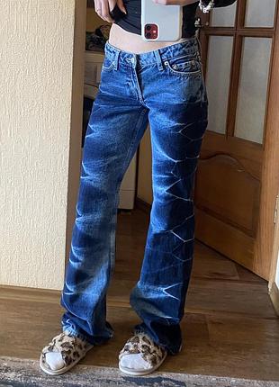 Трендовые джинсы с эффектом тай-дай weekday клеш на низкой посадке стиль y2k bootcut