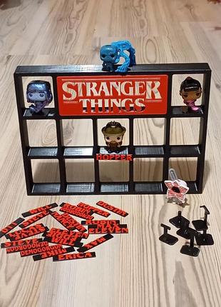 Полочка stranger things kinder joy (очень странные дела) с подставками и именами героев
