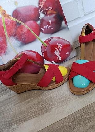 Жіночі босоніжки з натуральної шкіри clarks на танкетці червоного кольору розмір 37