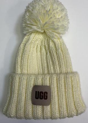Шапка женская молочная вязаная с бубоном ugg 54-60 см